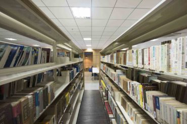 Hệ thống sách tại Thư viện HIU