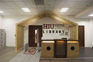 Quầy thủ thư trong thư viện HIU