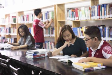 Sinh viên HIU trao đổi tại thư viện Cơ sở Hòa Bình