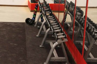 Tạ tay tại phòng Gym HIU phục vụ nhu cầu tập luyện của sinh viên HIU