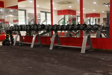Tạ tay tại phòng Gym HIU phục vụ nhu cầu tập luyện của sinh viên HIU