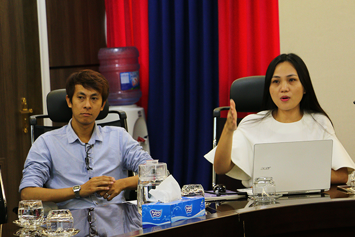 ThS. Nguyễn Thị Mỹ Duyên (phải) giới thiệu về nội dung chương trình du học tại Hàn Quốc