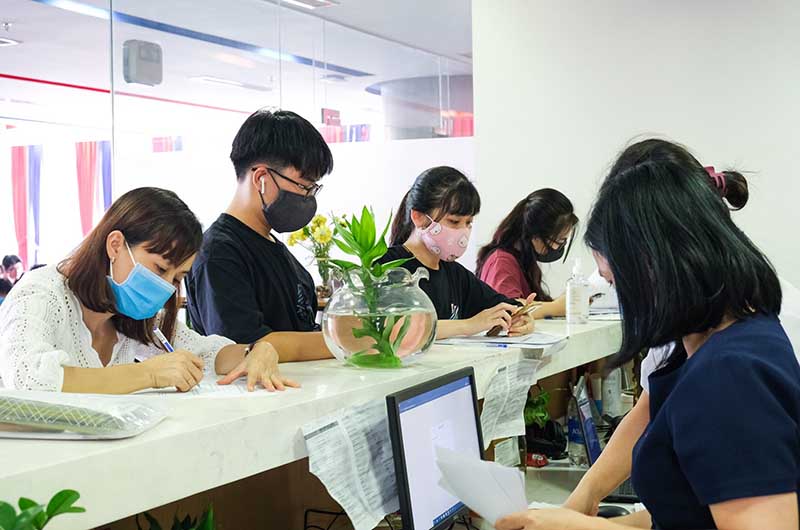 Thí sinh nộp hồ sơ xét tuyển vào Trường Đại học Quốc tế Hồng Bàng