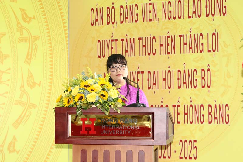 Đ/c Đặng Thùy Khánh Vân, Ủy viên Ban Thường vụ - Trưởng Ban Tuyên giáo Đảng ủy Khối phát biểu chỉ đạo đại hội