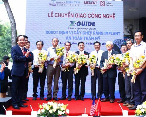 Khoa RHM – ĐHQT Hồng Bàng tham dự buổi chuyển giao Robot định vị cấy ghép răng Implant