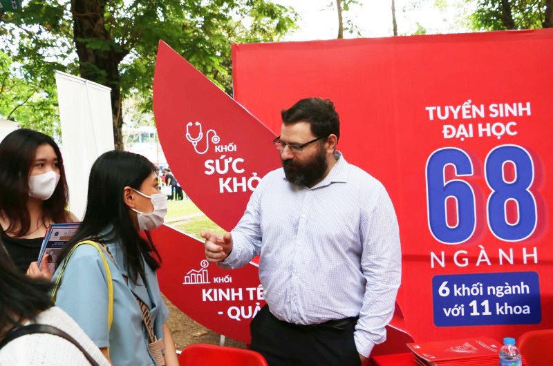 đội ngũ giảng viên Trường Đại học Quốc tế Hồng Bàng