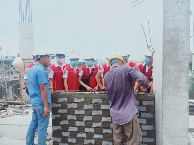 Kỹ sư Tú đang giới thiệu cho các bạn sinh viên về kết cấu tường – cột trong công trình