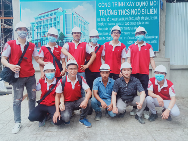 Đoàn tham quan Bộ Môn Xây Dựng Trường Đại Học Quốc Tế Hồng Bàng gồm TS. Trần Thanh Hà (áo đen hàng đầu) cùng các bạn sinh viên. Kỹ Sư Tú đại diện Ban Quản lý dự án dẫn đoàn tham quan công trường (áo xanh hàng đầu)