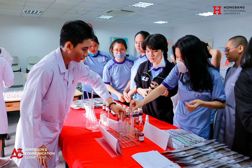 THPT Thủ Thiêm tham quan Trường Đại học Quốc tế Hồng Bàng