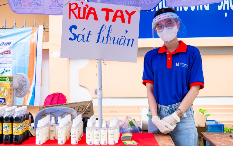 HIU tặng khẩu trang và nước rửa tay sát khuẩn cho thí sinh