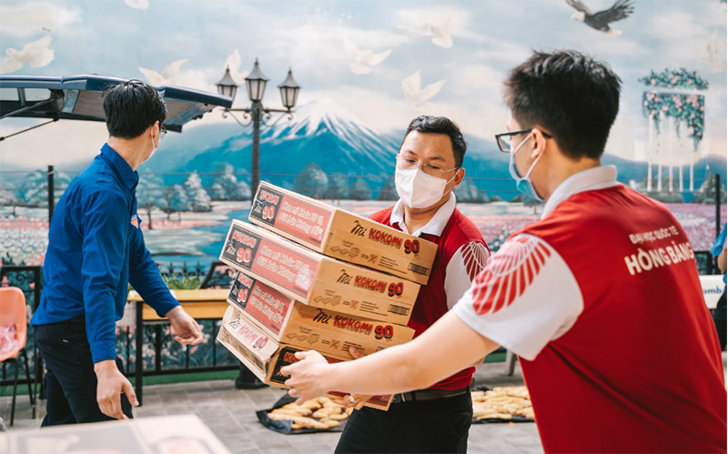 Đoàn trường ĐH Quốc tế Hồng Bàng cùng các tình nguyện viên sắp xếp các vật phẩm cứu trợ sinh viên khó khăn do dịch Covid-19.
