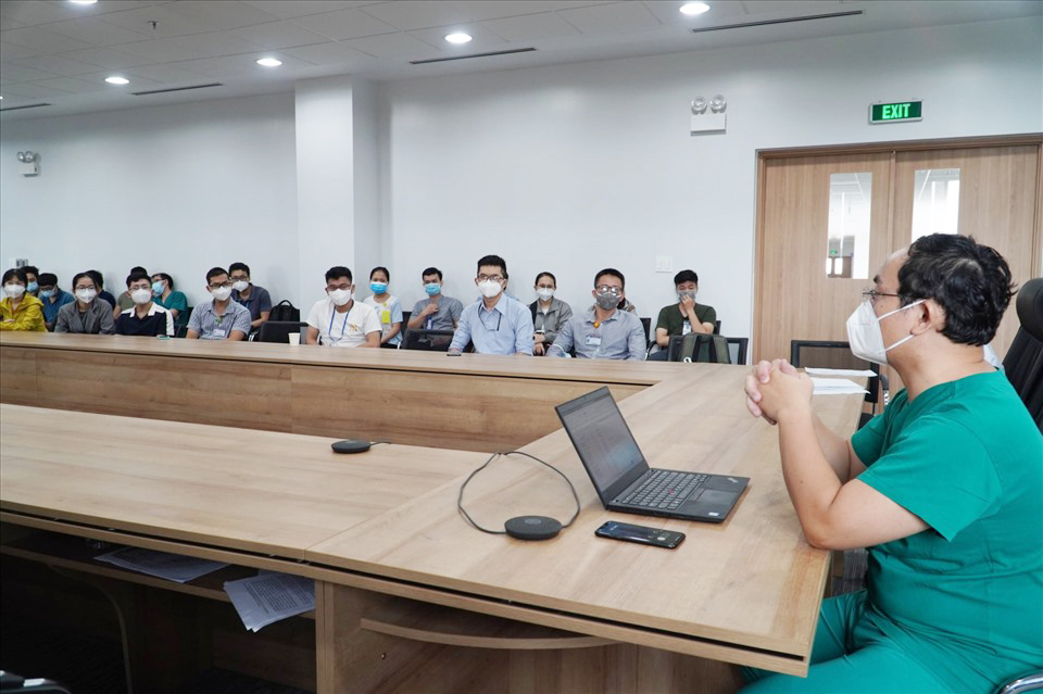 Đoàn tình nguyện viên đến hỗ trợ tại Bệnh viện hồi sức COVID-19