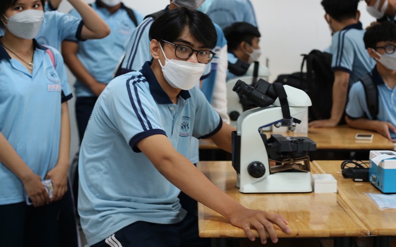 Học sinh THPT được tham quan tại các phòng khoa và bộ môn của trường.