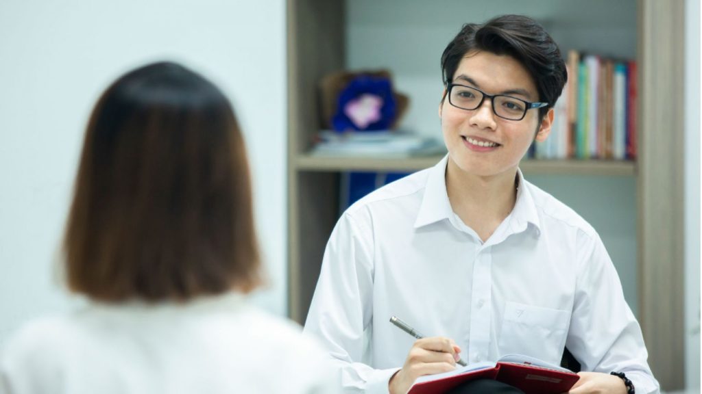 Học tâm lý học ra làm tư vấn tâm lý học đường.
