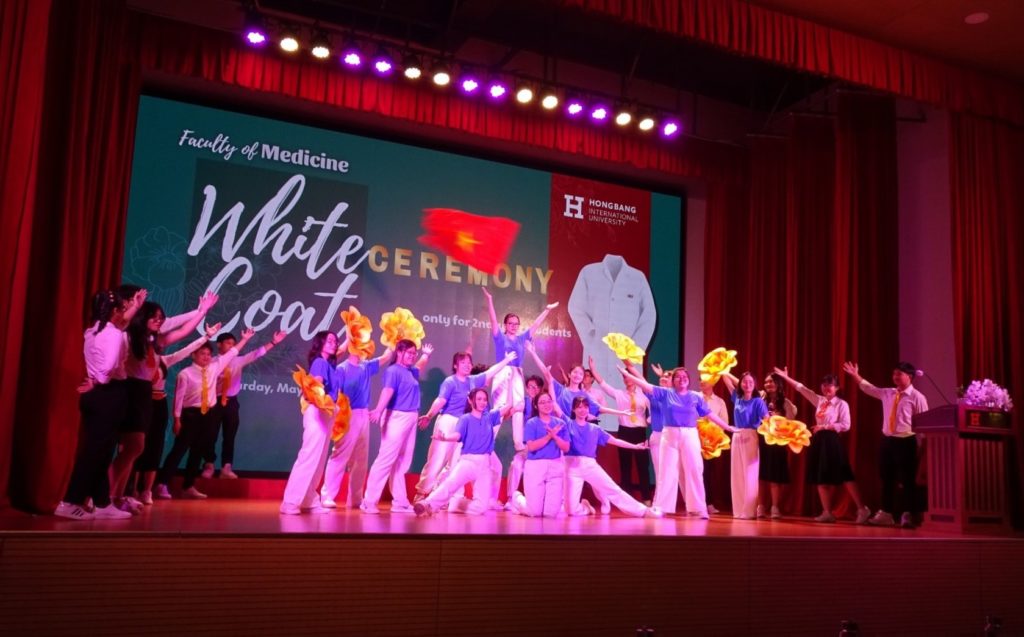 Lễ khoác áo Blouse trắng – Trao sứ mệnh cao cả