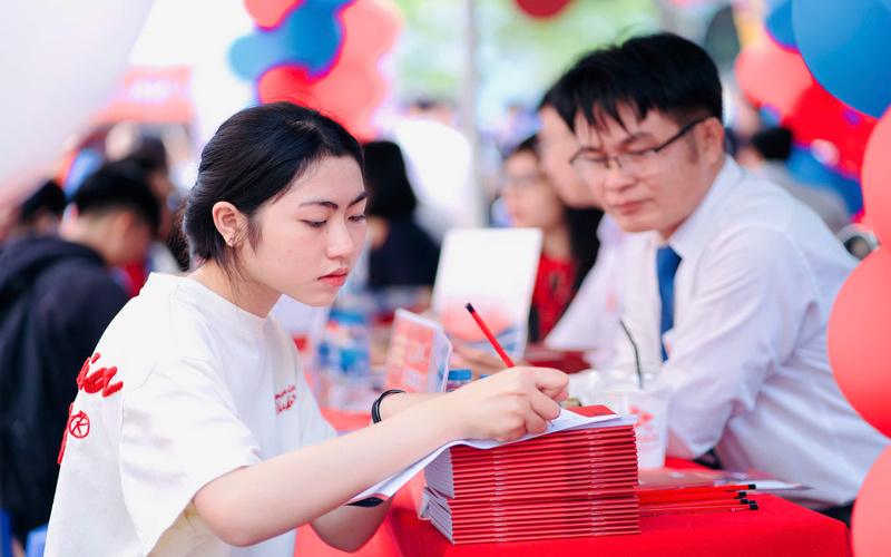 Thí sinh đăng ký xét tuyển vào HIU