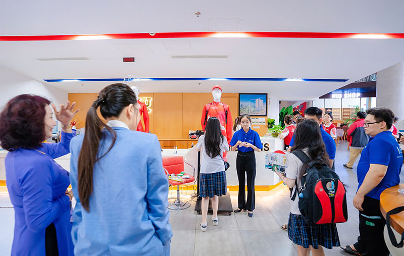 Học sinh trải nghiệm Robot Manacanh của học sinh tại sự kiện Future Builder Fest 2025