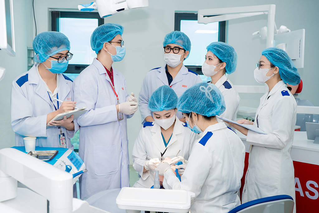 Đội ngũ giảng viên nhiều kinh nghiệm và luôn sát cánh hỗ trợ sinh viên trong suốt quá trình học tập, thực hành