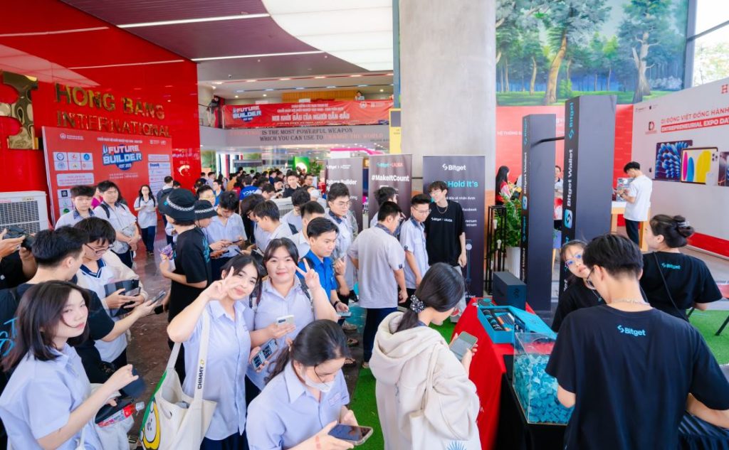 Học sinh trải nghiệm các gian hàng khi tham dự chuỗi ngày hội học sinh, sinh viên khởi nghiệp - Future Builder Fest 2025