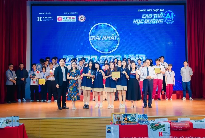 Đội thi Sailor-puff Girls gồm 5 nữ sinh giành chiến thắng cuộc thi Cao thủ AI học đường chụp hình cùng ban giám khảo
