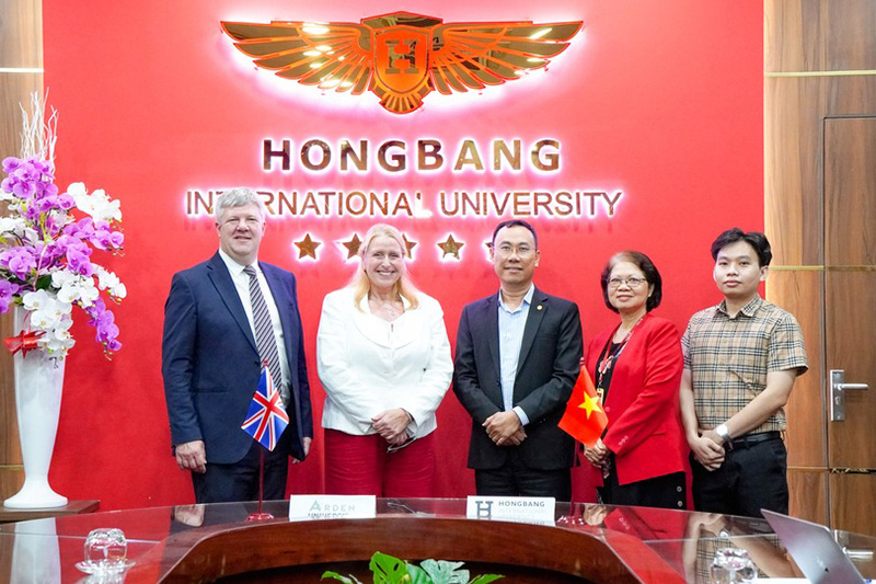 ThS Nguyễn Ngọc Tuấn, phó hiệu trưởng HIU ký kết hợp tác với Trường đại học Arden (Anh) - Ảnh: HIU
