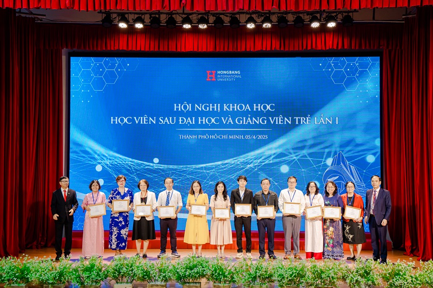 Quý Thầy, Cô trong Chủ toạ đoàn nhận Giấy chứng nhận từ Ban Tổ chức Hội nghị
