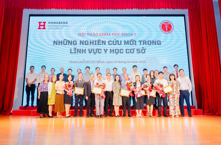 Ban Lãnh đạo Khoa Y cùng quý Thầy Cô là Trưởng bộ môn, giảng viên, kỹ thuật viên, các khách mời và nhà tài trợ chụp ảnh lưu niệm tại Hội thảo Khoa học chuyên đề ngày 19/4/2025.