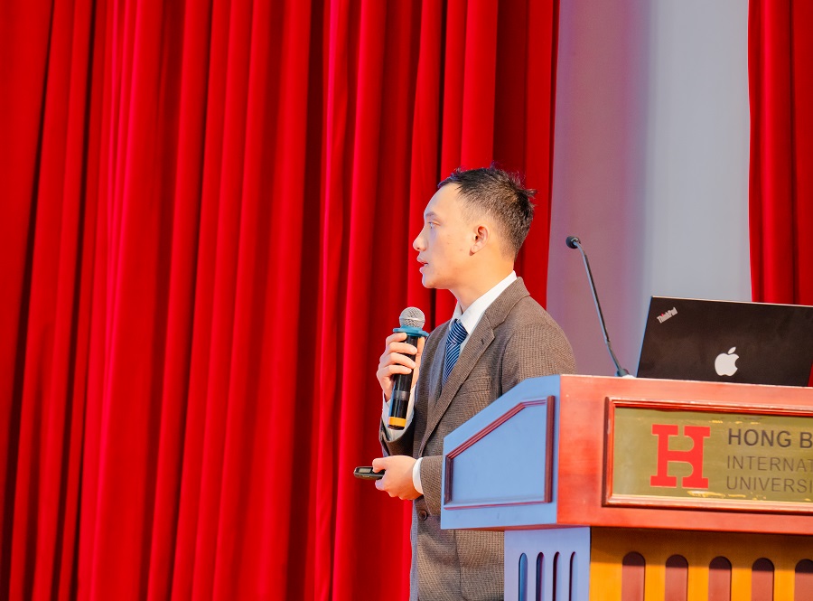 ThS. Trần Trung Dũng, bộ môn Hóa sinh trình bày báo cáo