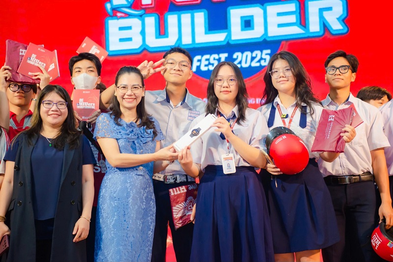 Ths. Trần Thúy Trâm Quyên Phó Hiệu trưởng HIU tặng quà