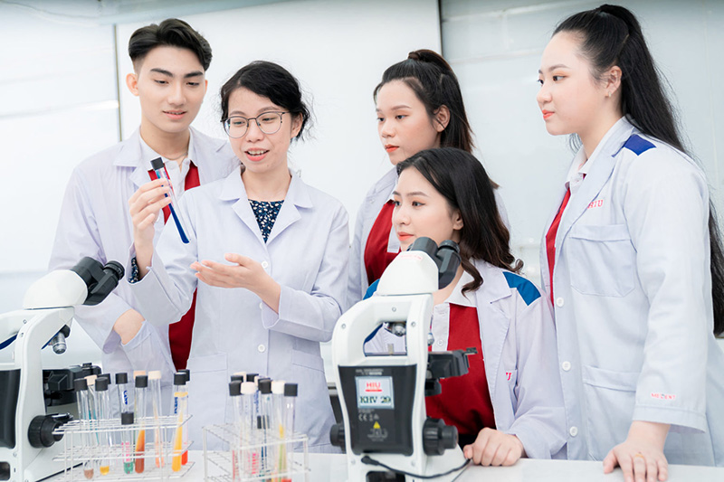Kỹ thuật Xét nghiệm Y học đóng vai trò quan trọng, giúp chẩn đoán và theo dõi bệnh chính xác