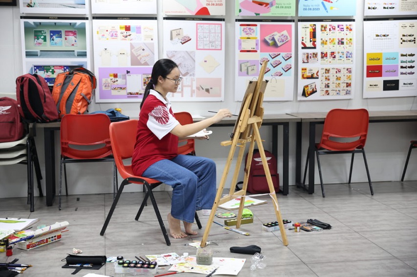 Sinh viên ngành Thiết kế đồ họa HIU trong giờ học thực hành.