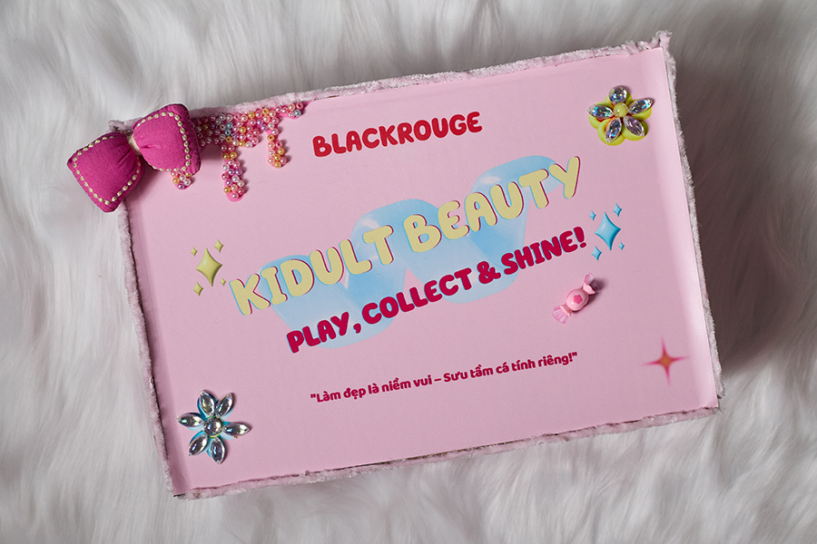 Một trong những sản phẩm thiết kế nổi bật thuộc chiến dịch “Kidult Beauty” , dự án truyền thông do nhóm sinh viên thực hiện cho thương hiệu Black Rouge.