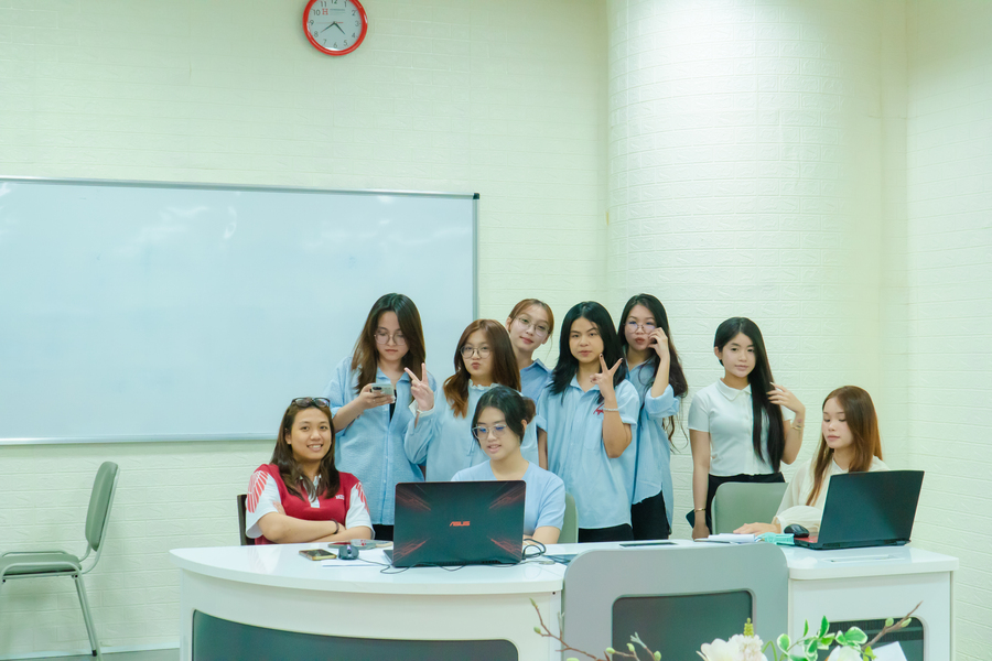 Sinh viên HIU tự tin trước giờ bước vào buổi bảo vệ đồ án tốt nghiệp, cột mốc quan trọng khẳng định hành trình trưởng thành sau 4 năm đại học.