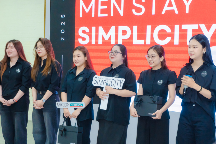 Những nụ cười rạng rỡ của sinh viên HIU khi nhận được lời khen từ Ban giám khảo, phần thưởng tinh thần quý giá sau hành trình học tập và nỗ lực không ngừng.