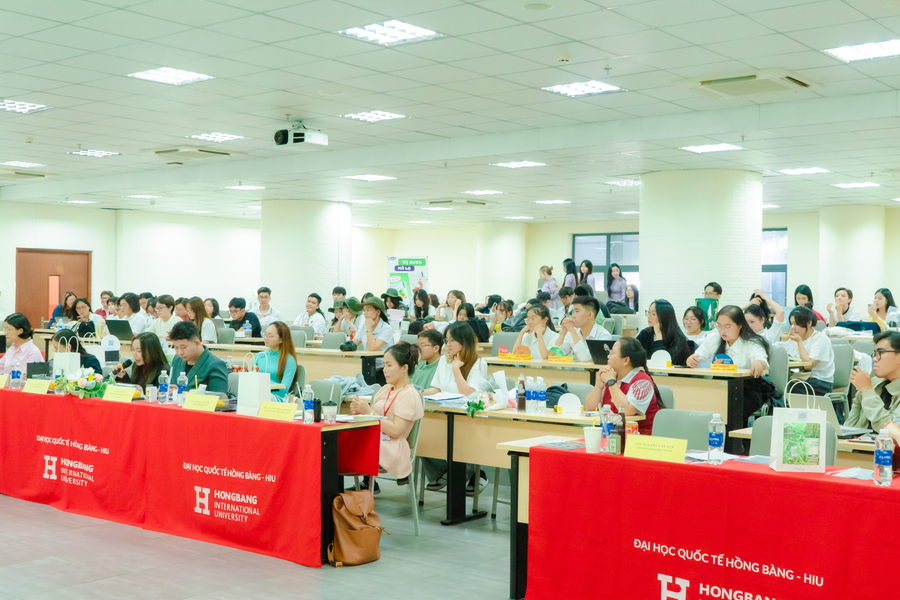 Không khí chuẩn bị trước giờ bảo vệ đồ án tốt nghiệp của sinh viên ngành Khoa học Xã hội