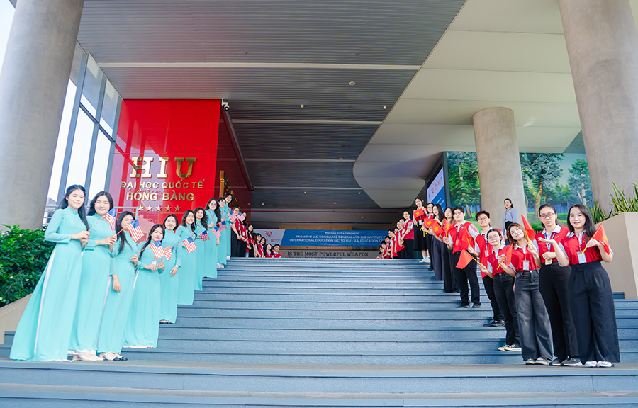 Các bạn sinh viên HIU đón phái đoàn 20 trường đại học danh tiếng đến từ Hoa Kỳ