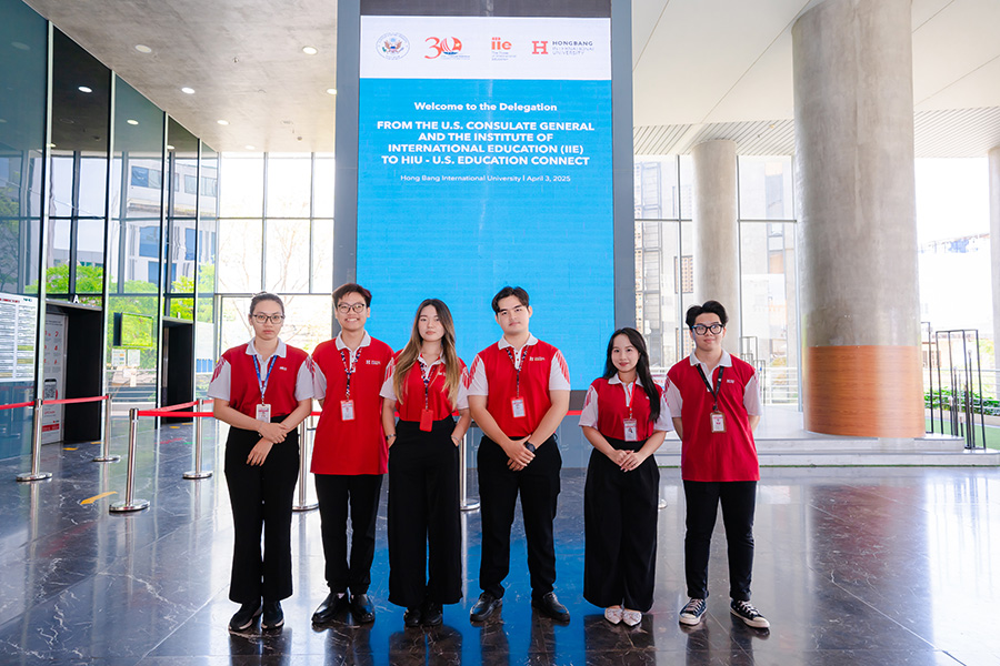 Nhóm sinh viên Quan hệ Quốc tế Trường Đại học Quốc tế Hồng Bàng