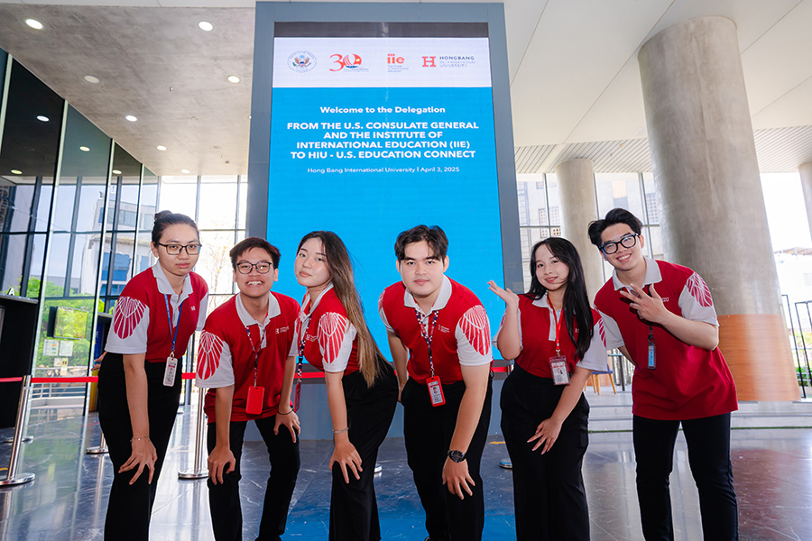 Nhóm sinh viên Quan hệ Quốc tế Trường Đại học Quốc tế Hồng Bàng
