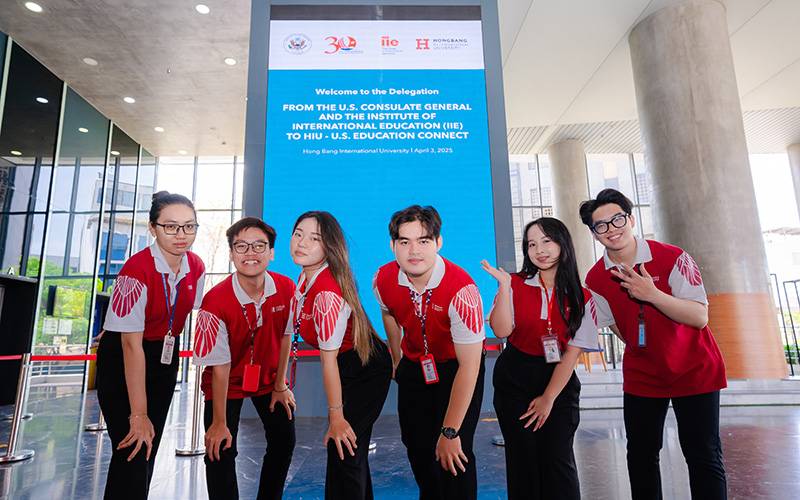 Sinh viên Quan hệ quốc tế HIU “cháy hết mình” tại sự kiện đón tiếp phái đoàn Hoa Kỳ