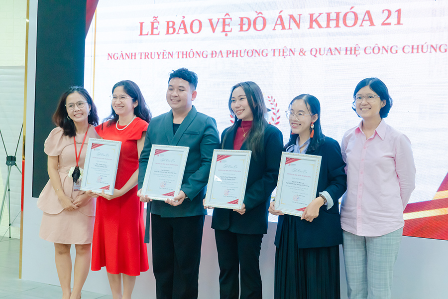 Cô ThS. Nguyễn Ngọc Hạnh My (bìa trái) và Cô ThS. Nguyễn Hương Giang (bìa phải), cùng Ban giám khảo khách mời chụp ảnh lưu niệm tại Lễ bảo vệ đồ án tốt nghiệp Khóa 21 ngành Truyền thông Đa phương tiện và Quan hệ Công chúng