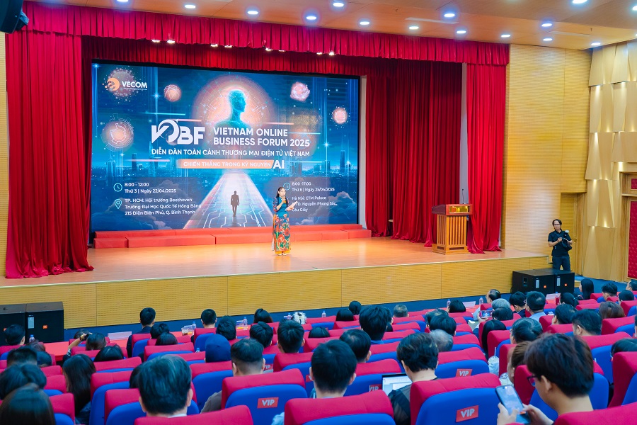 Diễn đàn Toàn cảnh Thương mại điện tử Việt Nam 2025 diễn ra tại HIU ngày 22/4 vừa qua