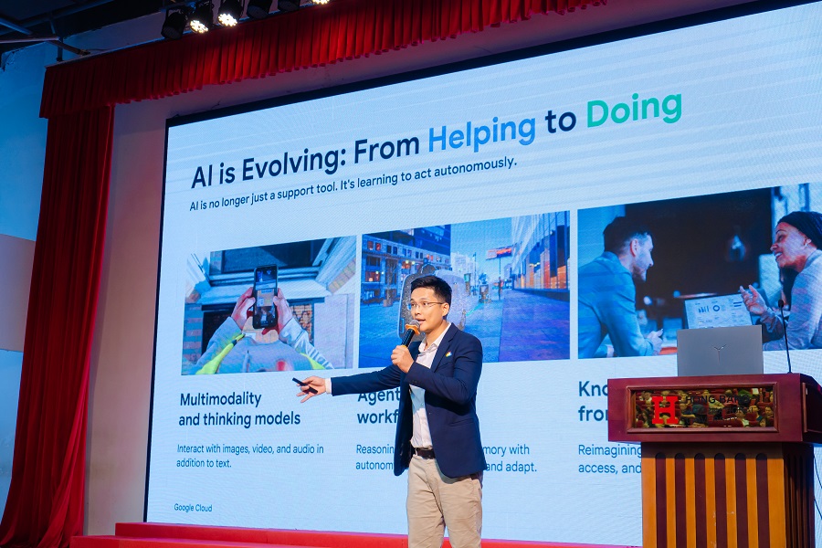Pic Ông Phan Thanh Hà (Google Cloud Vietnam) trình bày tại diễn đàn