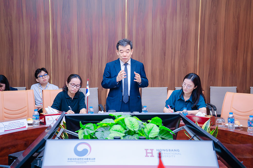 Tổng lãnh sự GS. Shin Choong IL (giữa) và các thành viên trong đoàn