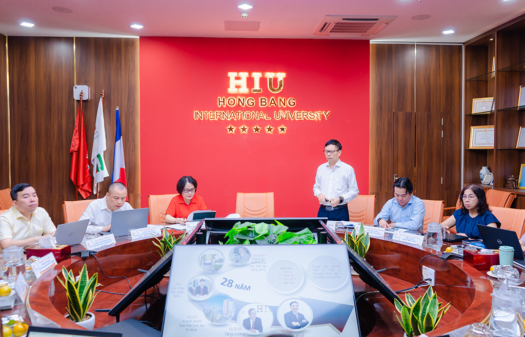 PGS.TS Lê Khắc Cường - Phó Hiệu trưởng HIU trình bày báo cáo tại buổi làm việc
