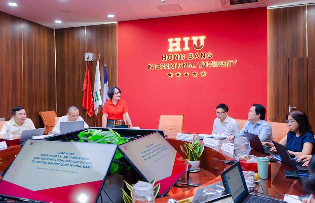 Bà Trần Bích Huệ - Trưởng phòng Quản lý kiểm định chất lượng giáo dục, Cục Quản lý chất lượng phát biểu tại buổi làm việc