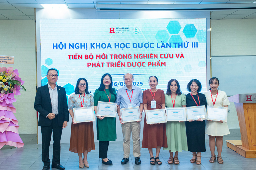 ThS. Nguyễn Ngọc Tuấn – Phó Hiệu trưởng HIU (bìa trái) trao giấy chứng nhận cho Ban chủ tọa Hội nghị khoa học Dược lần III