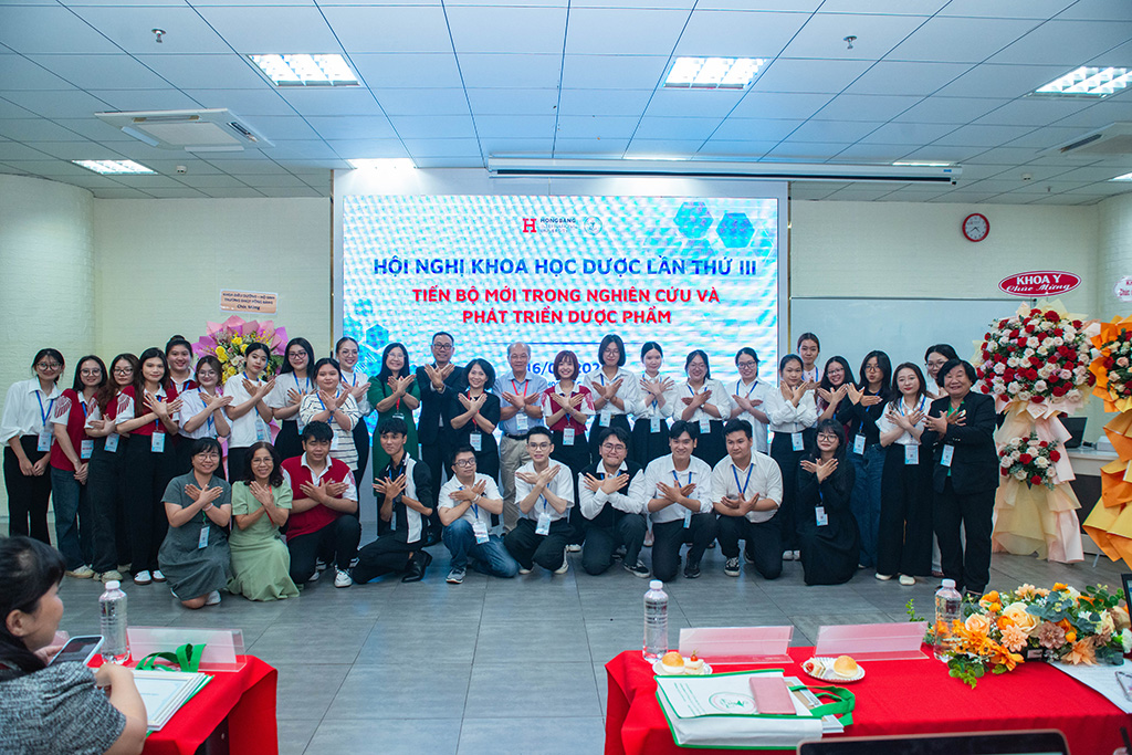 Ban Giám hiệu, thầy cô và các bạn sinh viên chụp ảnh lưu niệm