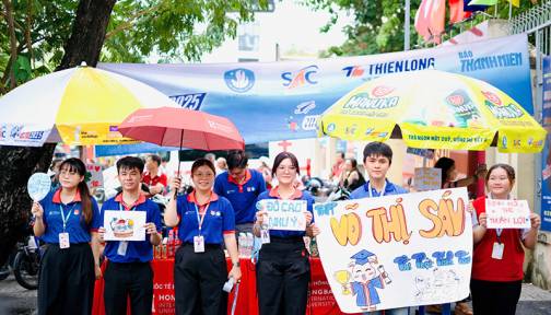 Sinh viên HIU đồng hành, tiếp sức sĩ tử 2K7 vượt vũ môn
