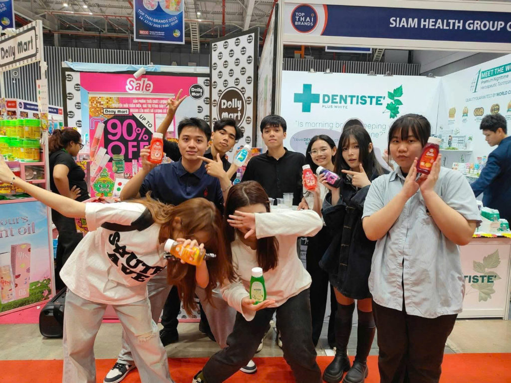 Nhóm các bạn sinh viên HIU tại Triển lãm Top Thai Brands 2025