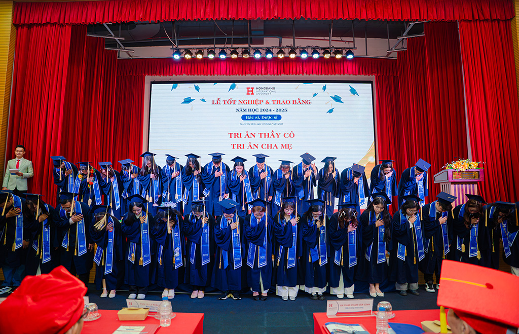 Các tân khoa trong Nghi thức Tri ân Thầy Cô và Cha Mẹ